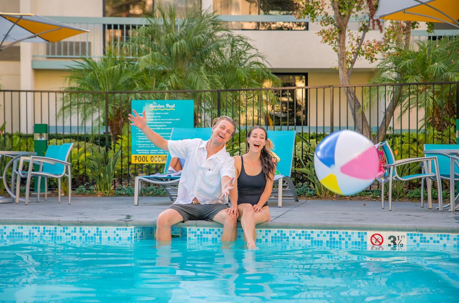 Howard Johnson By Wyndham Anaheim Hotel & Water Playground Exterior photo